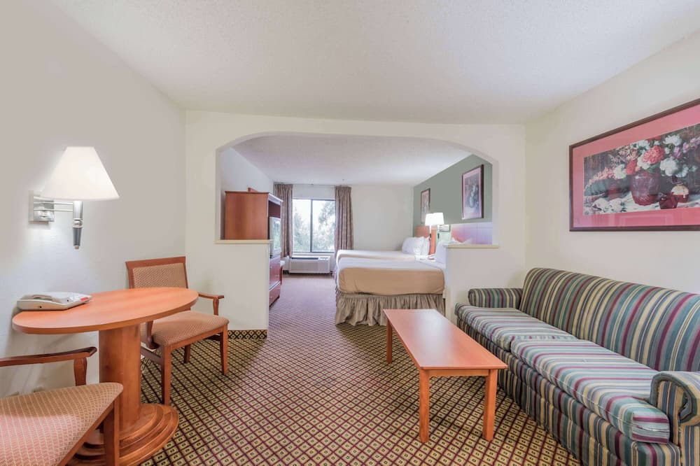 Super 8 by Wyndham Fort Worth Downtown South