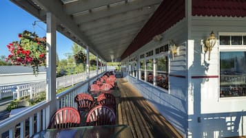 Lunch, dinner served; American cuisine, alfresco dining