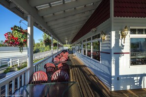 Lunch, dinner served; American cuisine, al fresco dining 
