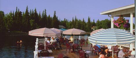 Se sirven comidas, cenas y cocina americana con mesas al aire libre