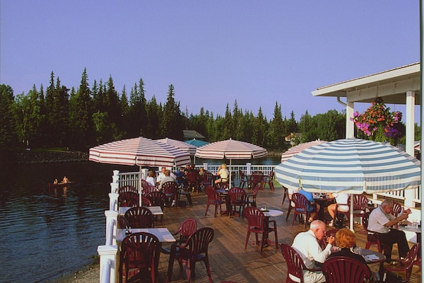 Lunch, dinner served; American cuisine, alfresco dining