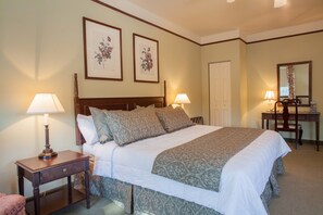 Suite, 1 kingsize-seng | Skrivebord, blendingsgardiner, strykejern/-brett og wi-fi (inkludert)