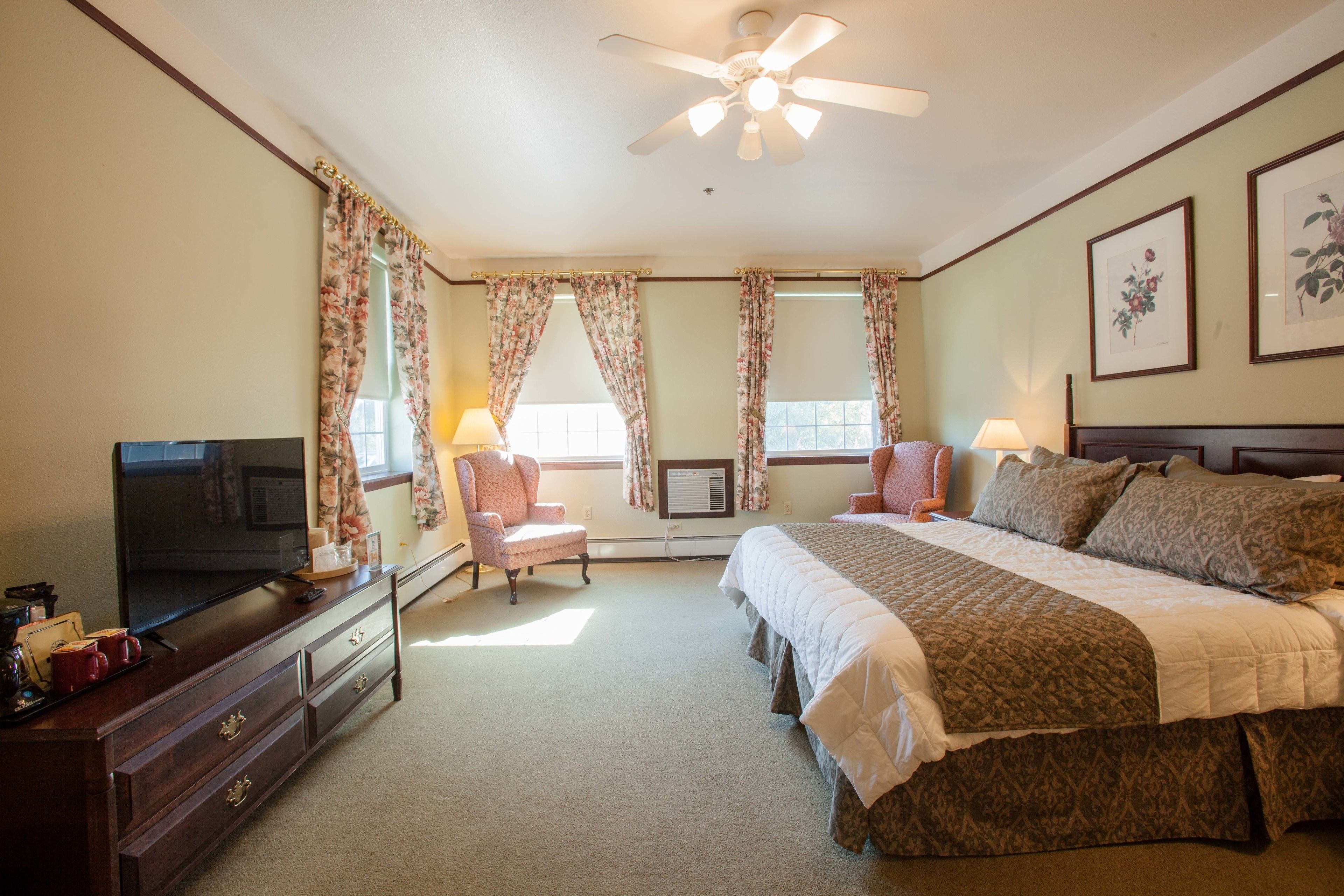 suite, 1 king bed | desk, blackout curtains, iron/ironing board, free wifi