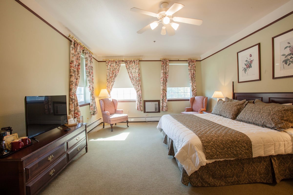 suite, 1 king bed | desk, blackout curtains, iron/ironing board, free wifi