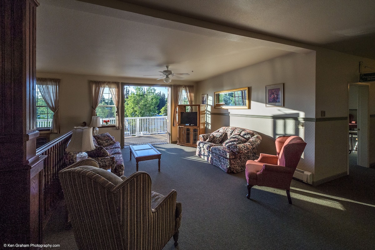 suite, 1 king bed | living area | 32-inch led tv with cable channels, tv