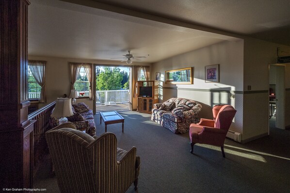 Suite, 1 King Bed | Living area