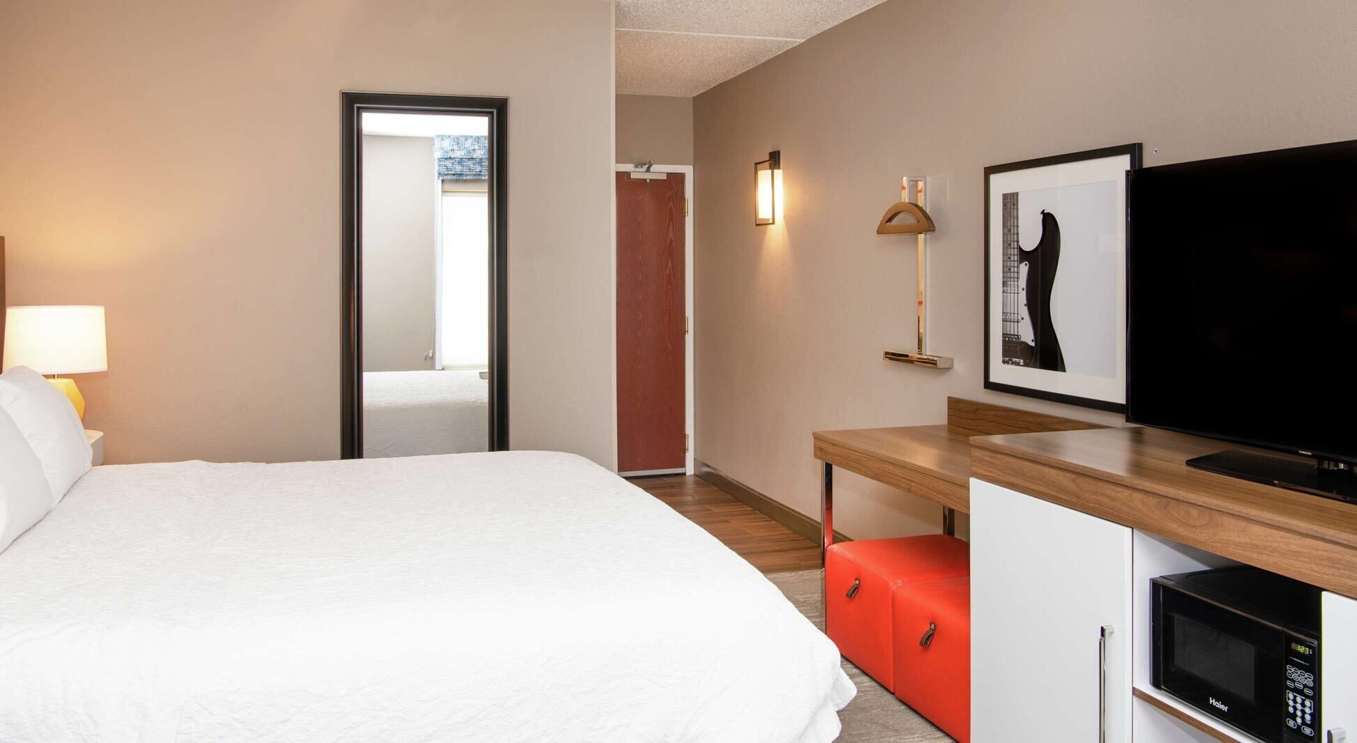 Pillowtop-Betten, Schreibtisch, laptopgeeigneter Arbeitsplatz