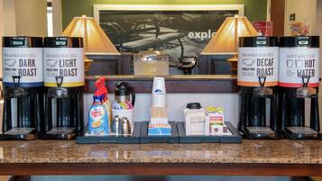 Una estación de café con diferentes opciones y complementos.