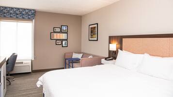 Pillowtop-bedden, een bureau, een laptopwerkplek