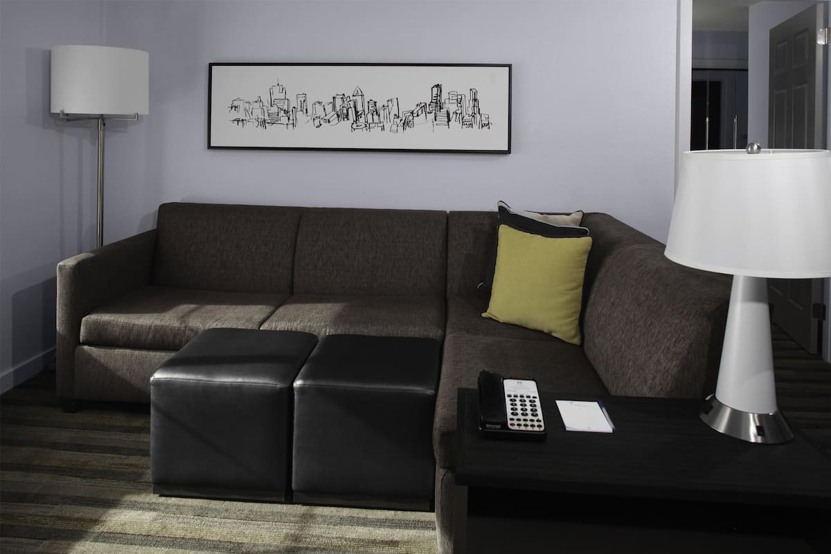 Roupas de cama antialƩrgicas, cofres nos quartos, escrivaninha