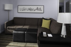 Hypo-allergenic bedding, in-room safe, desk, blackout curtains