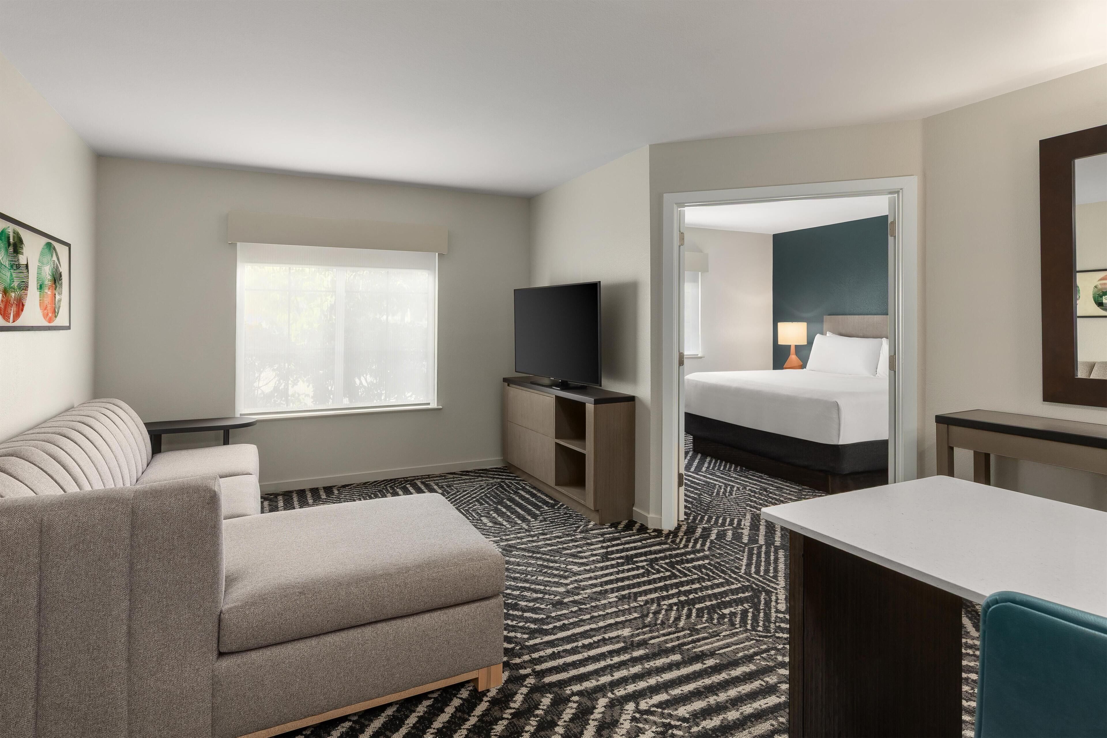 ห้องสวีท, 2 ห้องนอน (1 King Bed Per Room) | เครื่องนอนป้องกันสารก่อภูมิแพ้, ตู้นิรภัยในห้องพัก, โต๊ะทำงาน
