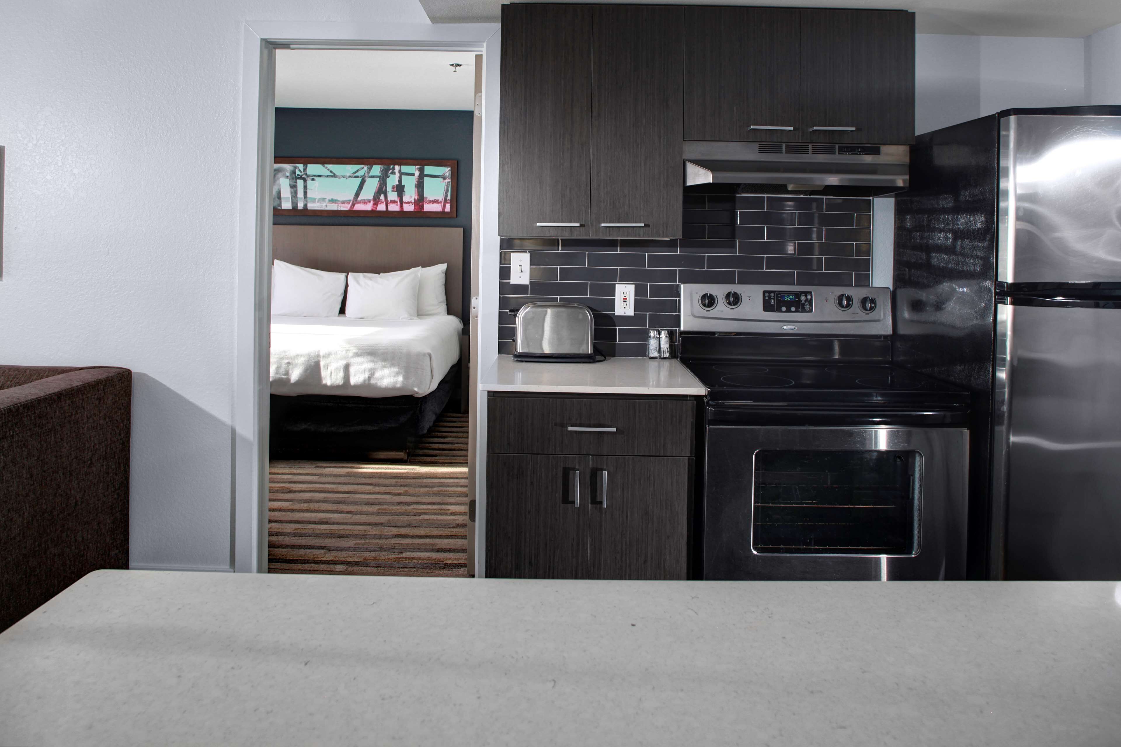 Private kitchen | Fridge, microwave, stovetop, dishwasher