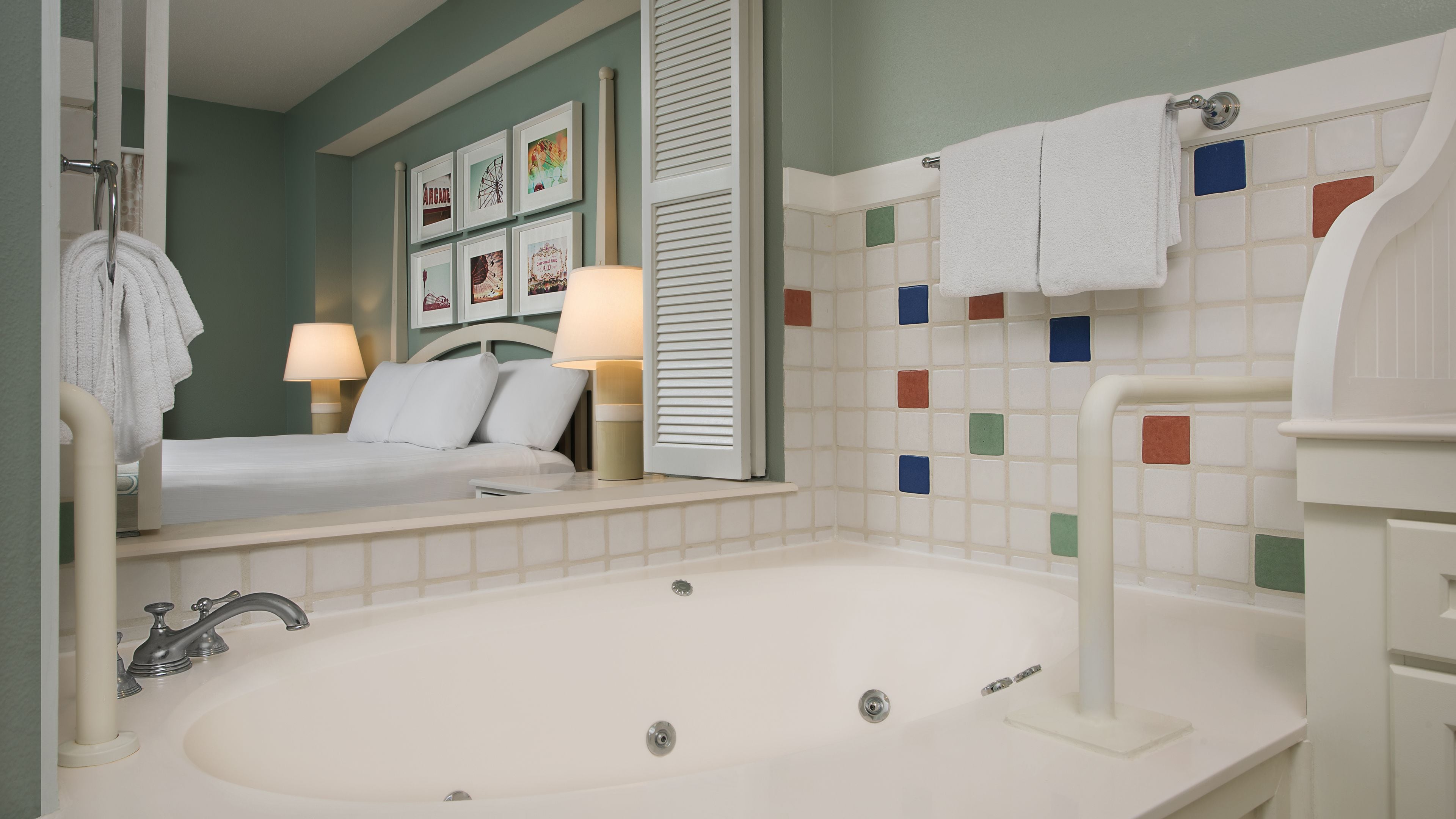 in-room safe, desk, laptop workspace, blackout curtains