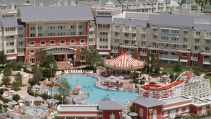 Ett semesterhotell med en central pool, en vattenrutschkana och flera byggnader med balkonger.