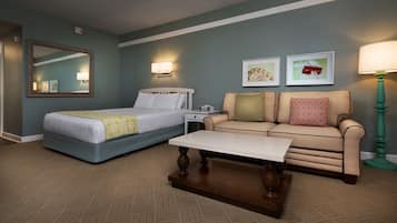 Brankas, meja kerja, ruang kerja ramah laptop, dan tirai kedap cahaya