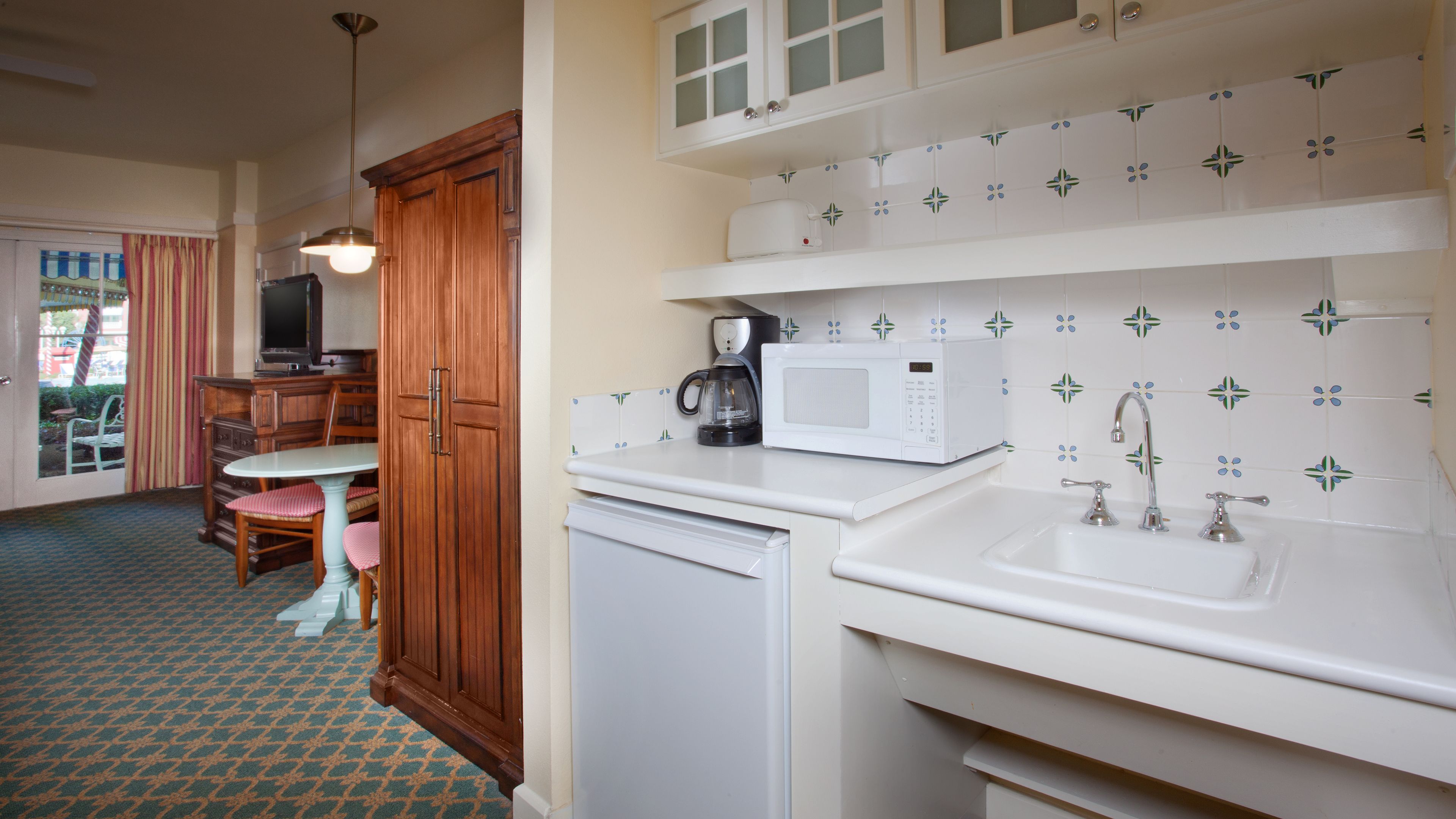 microwave, coffee/tea maker