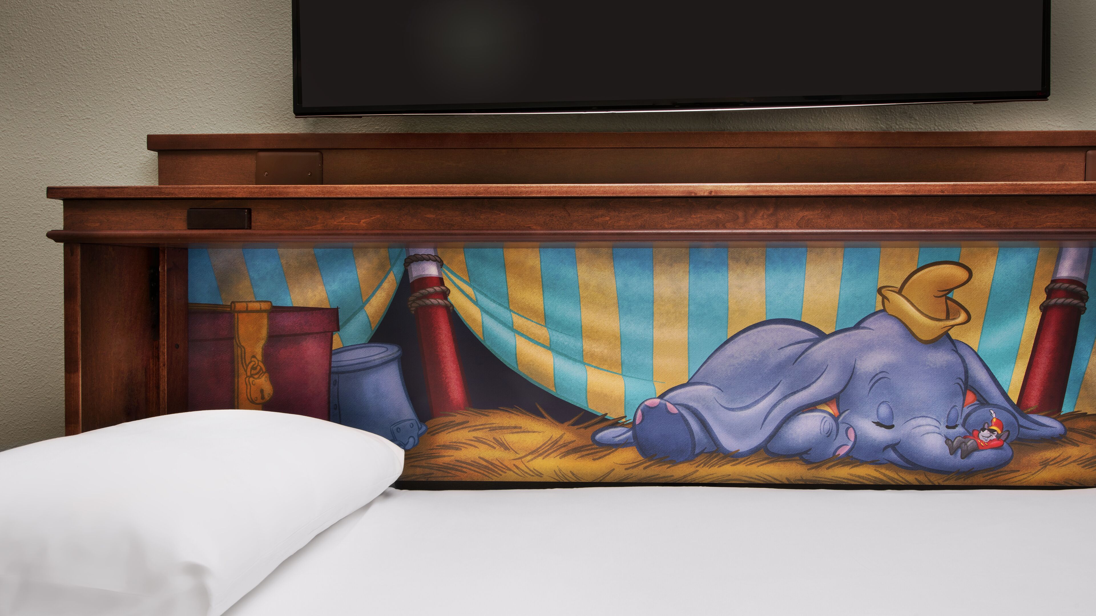 in-room safe, desk, laptop workspace, blackout curtains