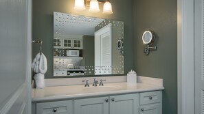 Combined shower/bathtub, hair dryer, towels