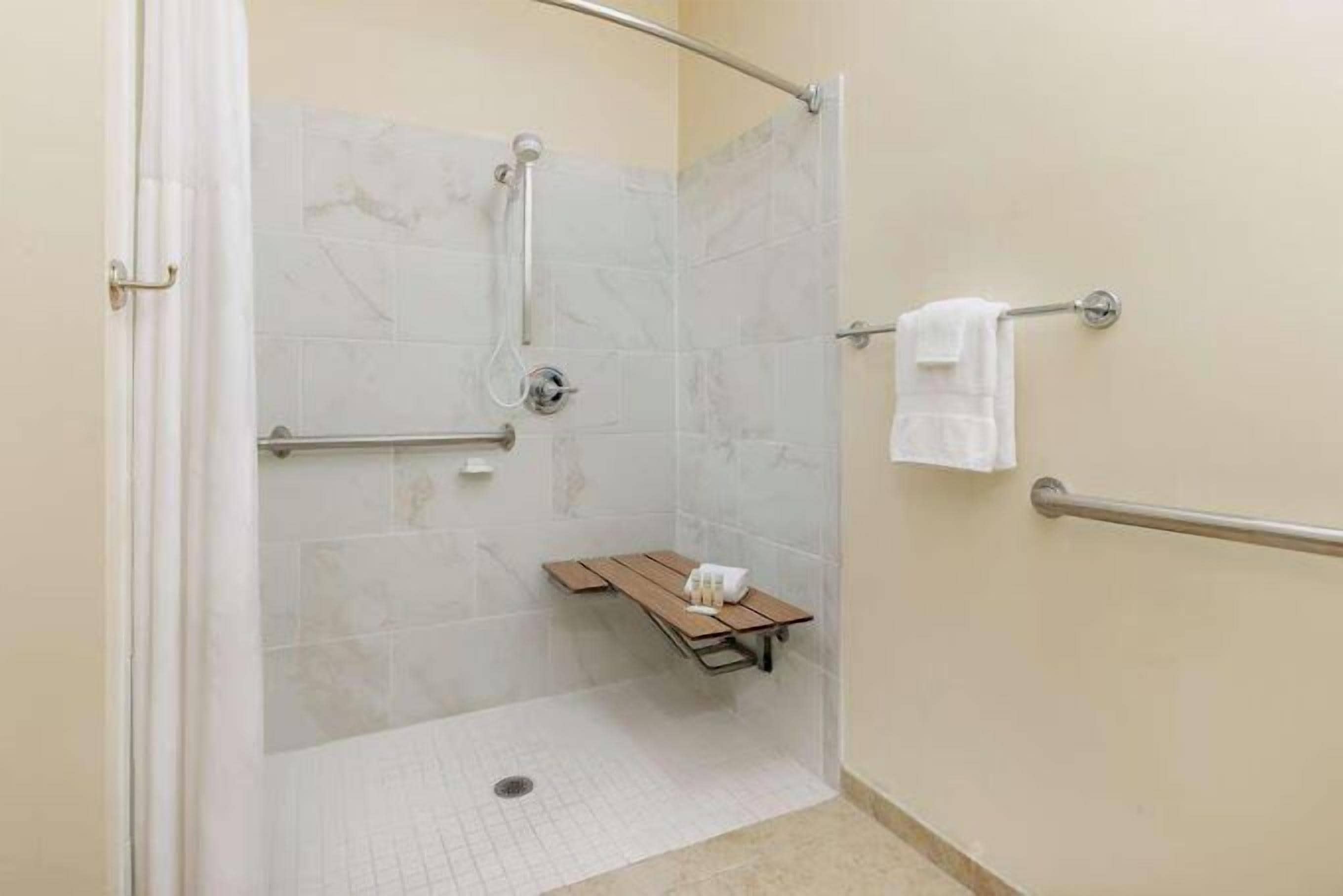 deluxe room | bathroom | combined shower/bathtub, free toiletries, hair dryer, towels