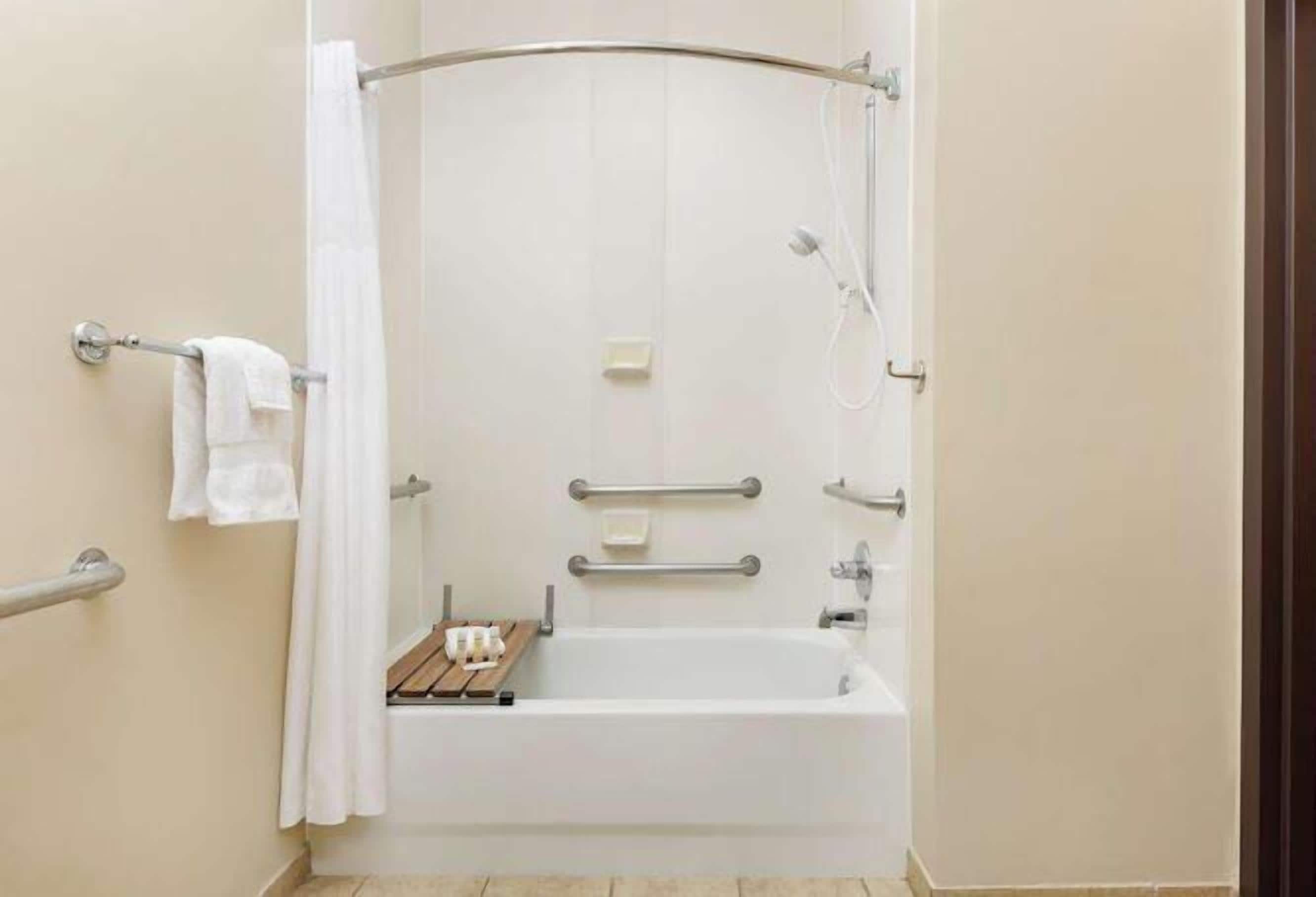 deluxe room | bathroom | combined shower/bathtub, free toiletries, hair dryer, towels