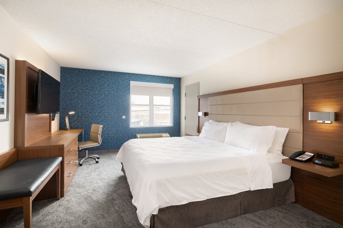 Standard Room, 1 King Bed, Accessible (Accessible Tub) | Down comforters, in-room safe, desk, laptop workspace