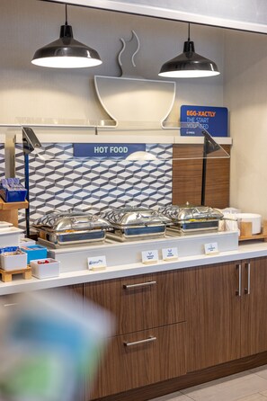 Café da manhã com buffet grátis todos os dias