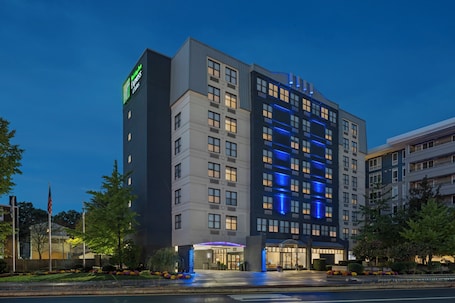 Exterior. Holiday Inn Express & Suites Boston - Cambridge by IHG