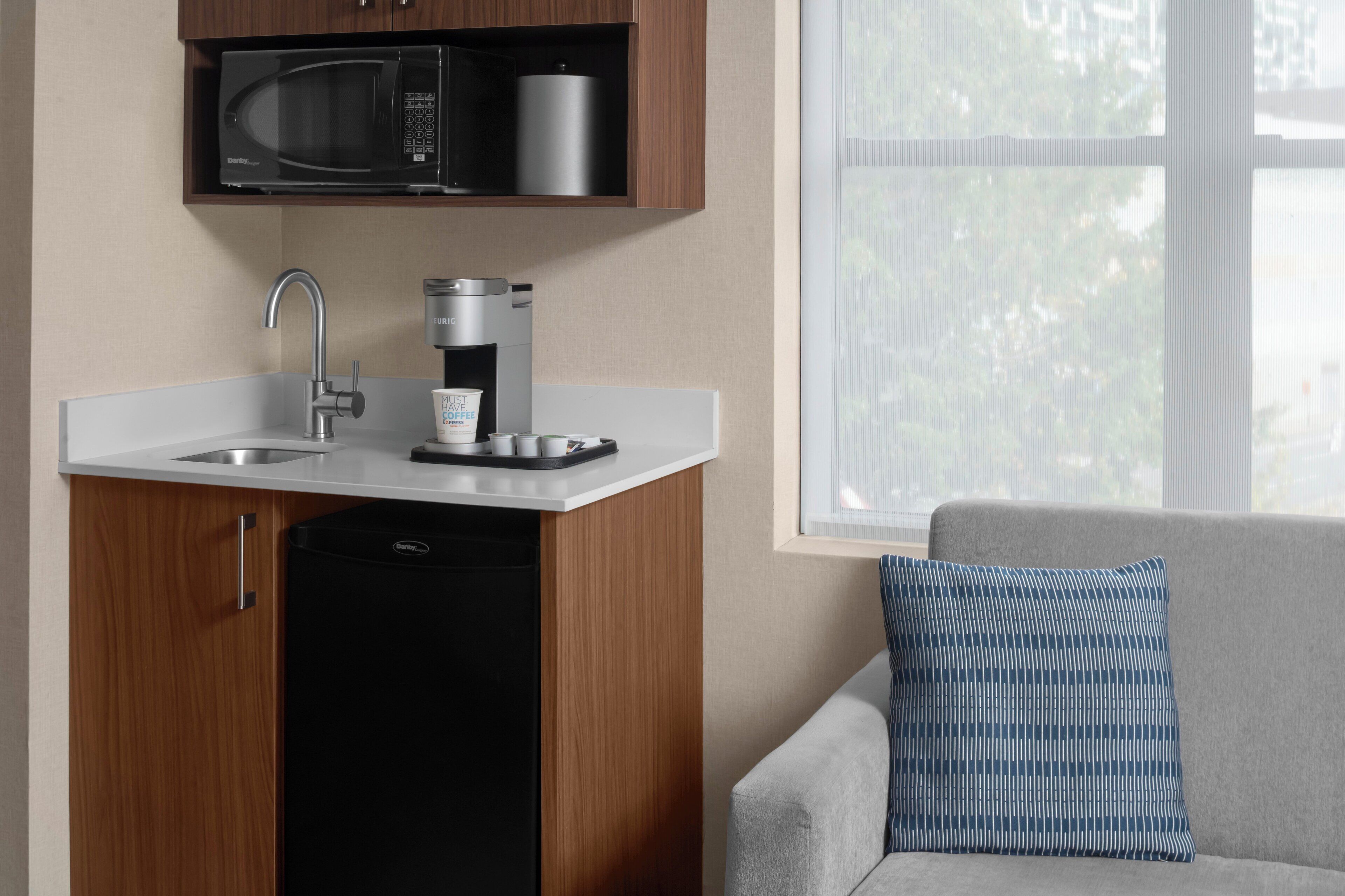 スイート シングルベッド 1 台 (Additional Living Area) | 羽毛の掛け布団、セーフティボックス (室内)、デスク、ノートパソコン用作業スペース