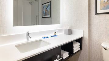 Combined shower/bathtub, free toiletries, hair dryer, towels