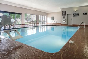 Una piscina cubierta, tumbonas