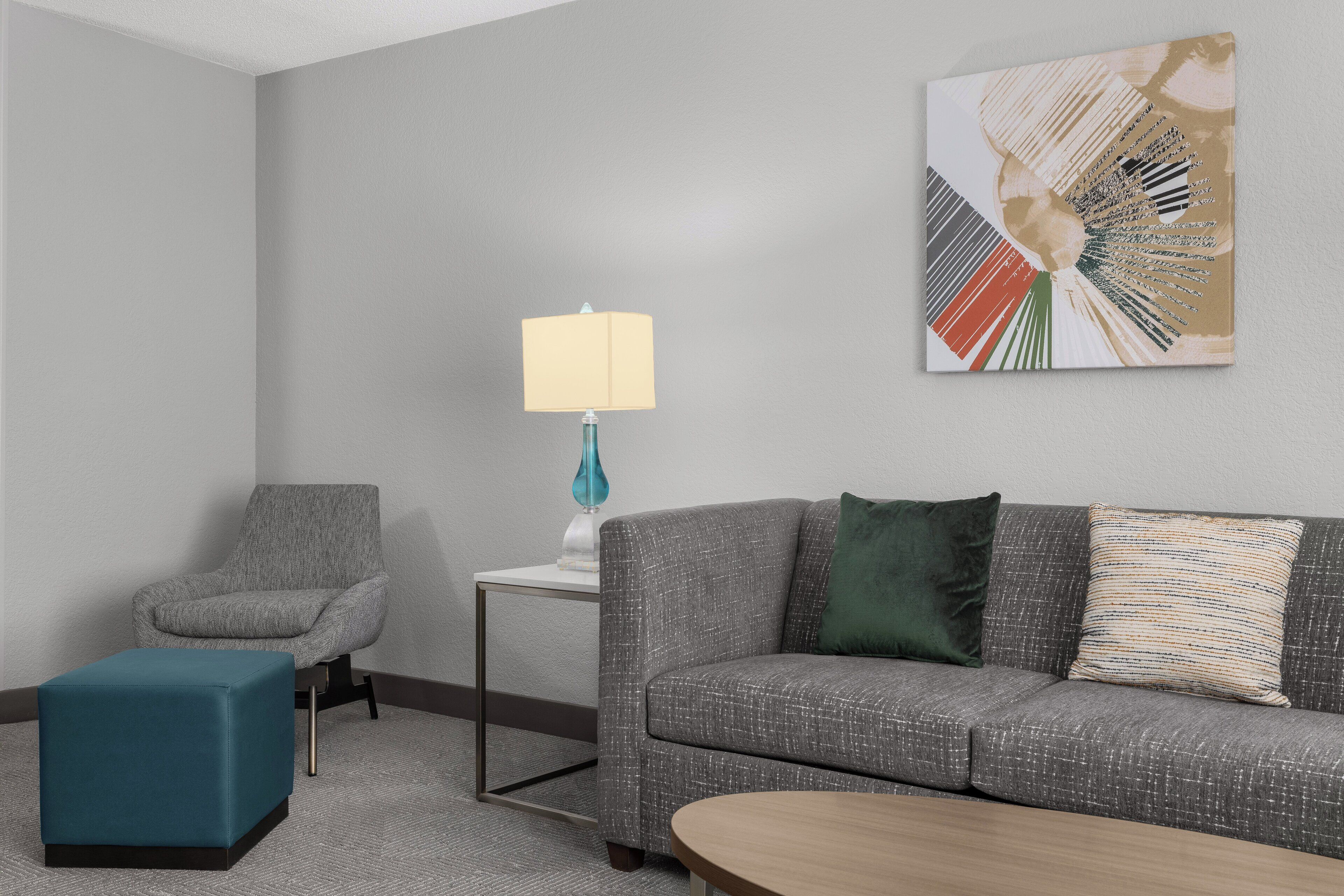 Een kluis op de kamer, een bureau, verduisterende gordijnen