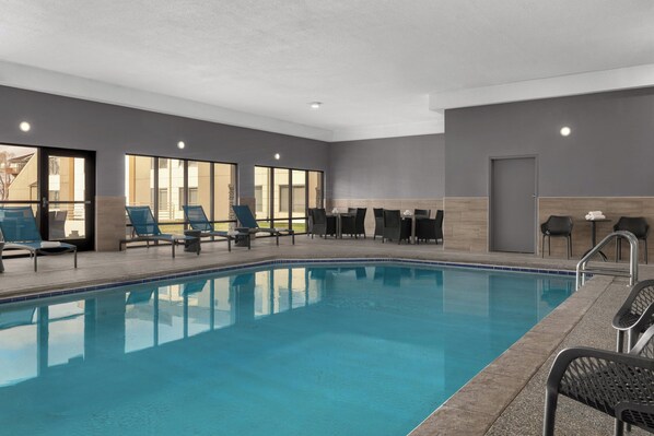 Piscina coperta, con ingresso dalle 07:00 alle 23:00, lettini
