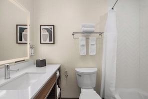 Combined shower/bathtub, free toiletries, hair dryer, towels