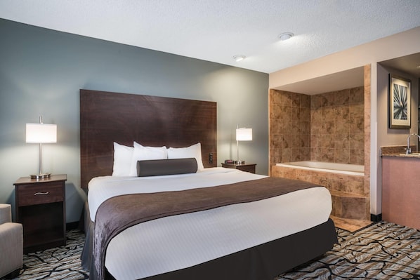 Business Room, 1 King Bed | In-room safe, desk, iron/ironing board, free cots/infant beds - Days Inn & Suites by Wyndham Wausau (Wausau)