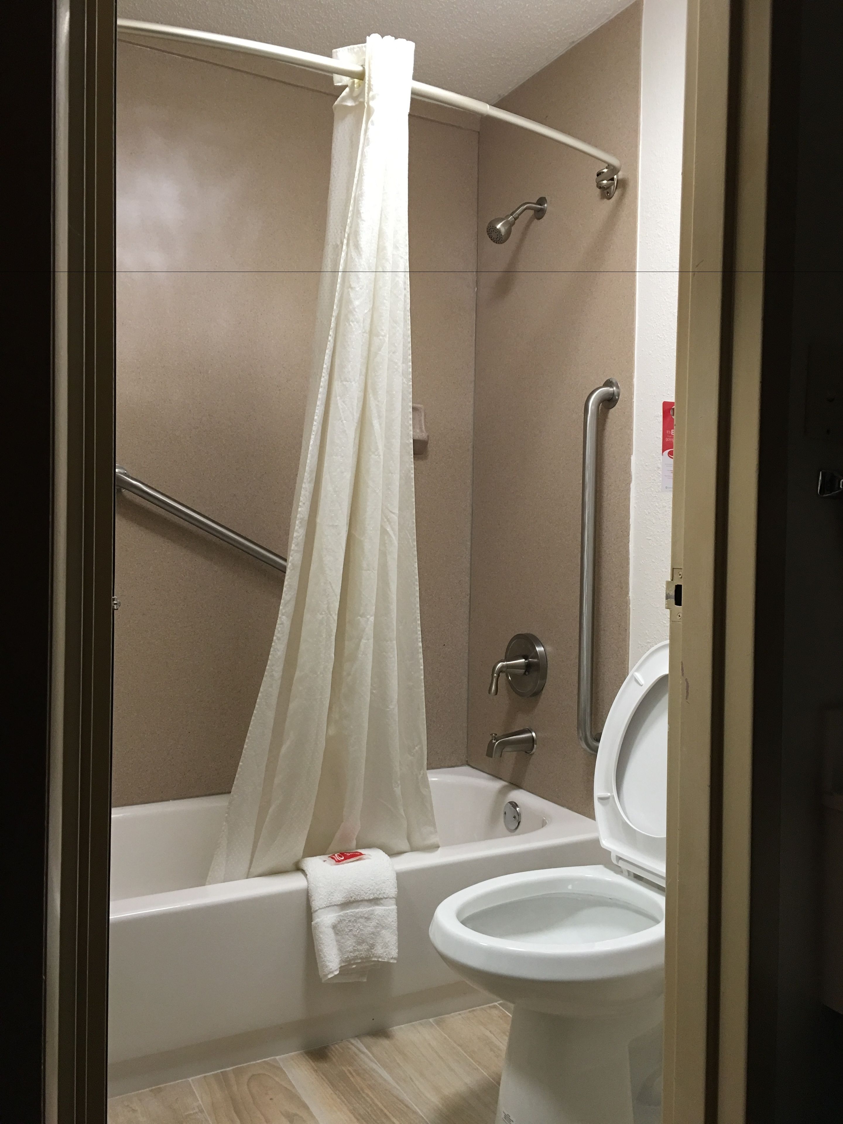 Ein Badezimmer mit einer Badewanne, einer Dusche und einem WC.