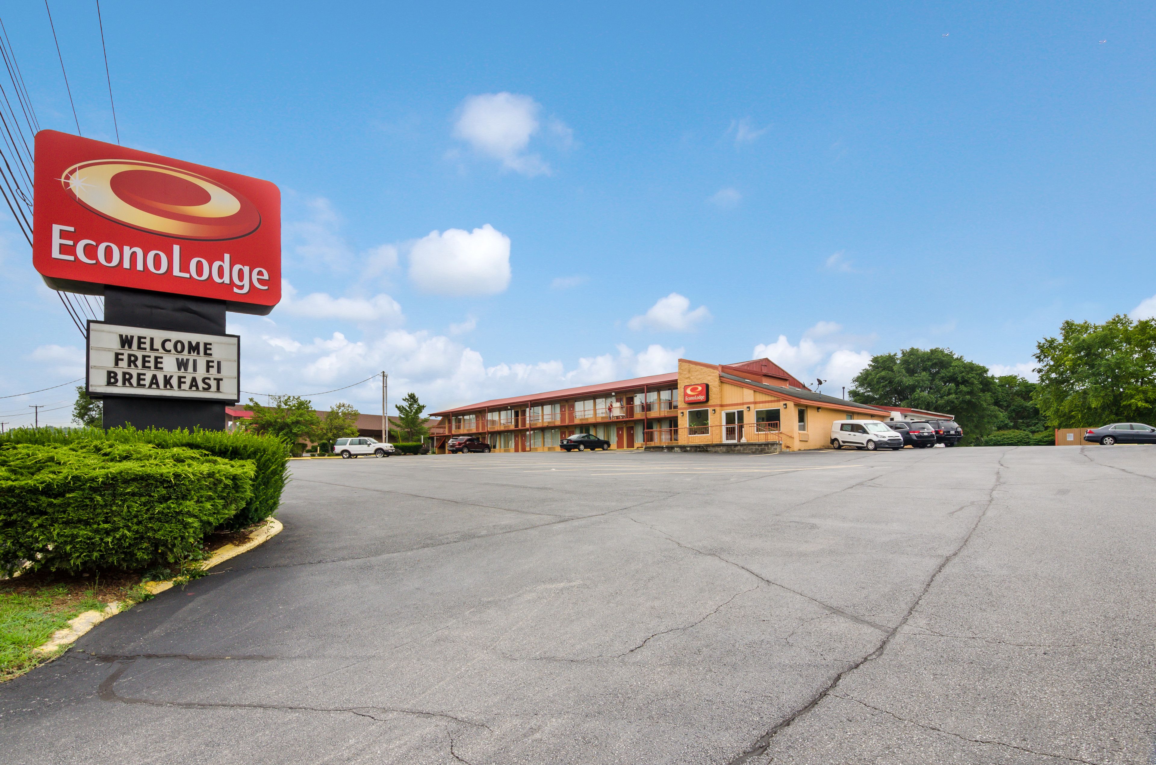 Un EconoLodge con un cartel que dice "Bienvenida, WiFi gratis, desayuno gratuito".