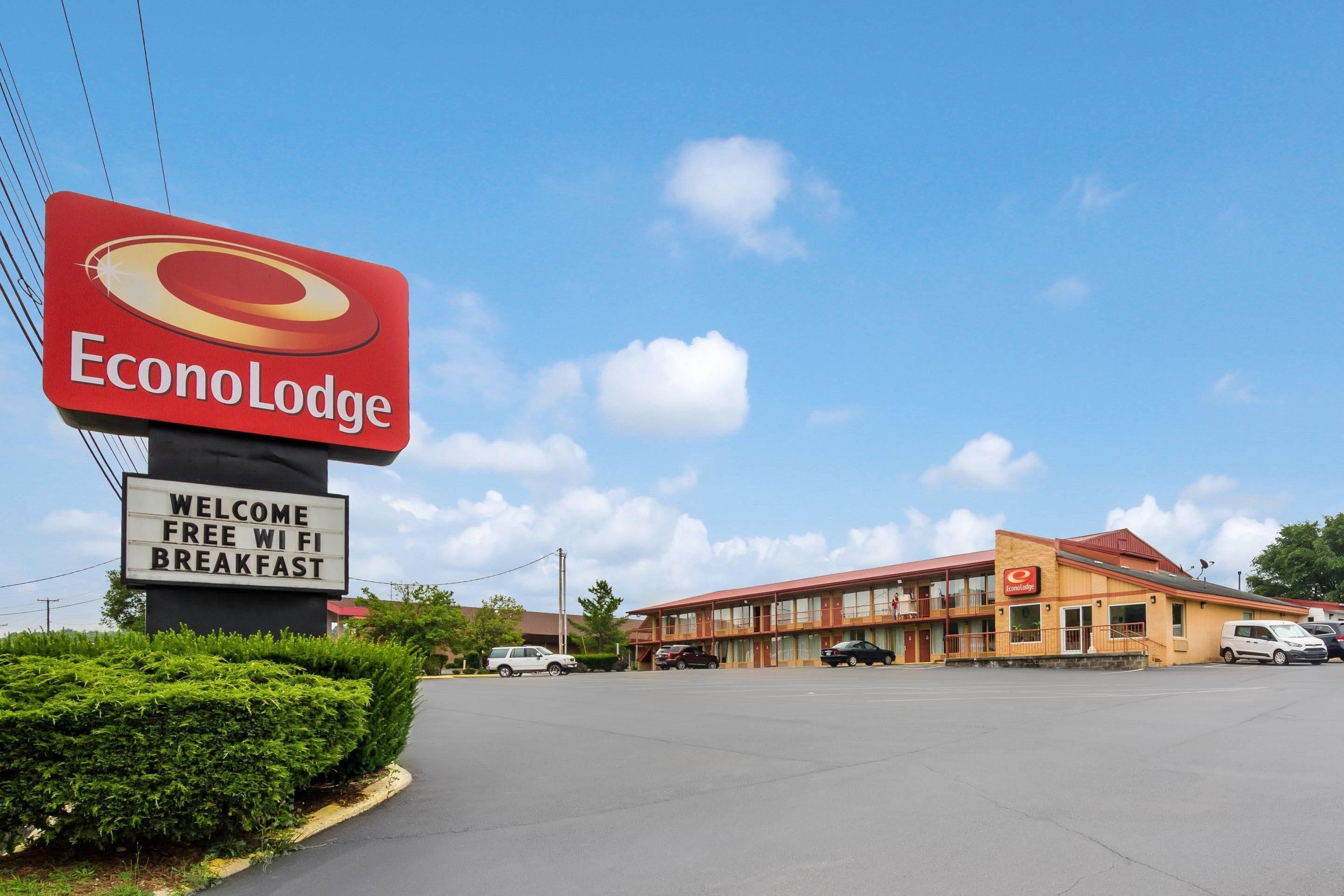 A motel with a large sign reading 'EconoLodge' and a welcome sign for free WiFi breakfast.