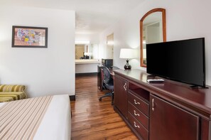 Desk, iron/ironing board, free cots/infant beds, rollaway beds - Econo Lodge Marion I-81 (Marion)