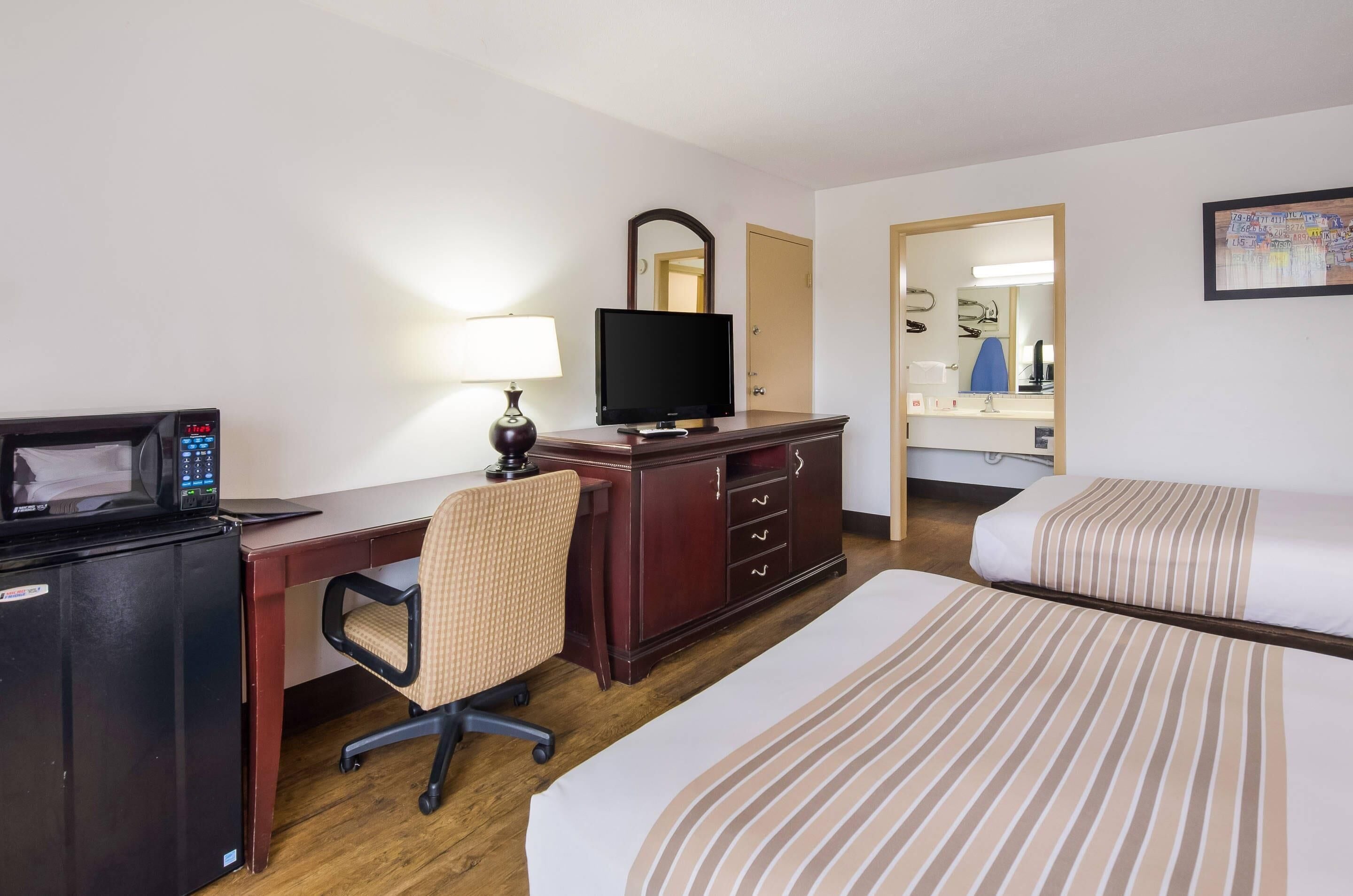 Bureau, fer et planche à repasser, lits bébé (gratuits)