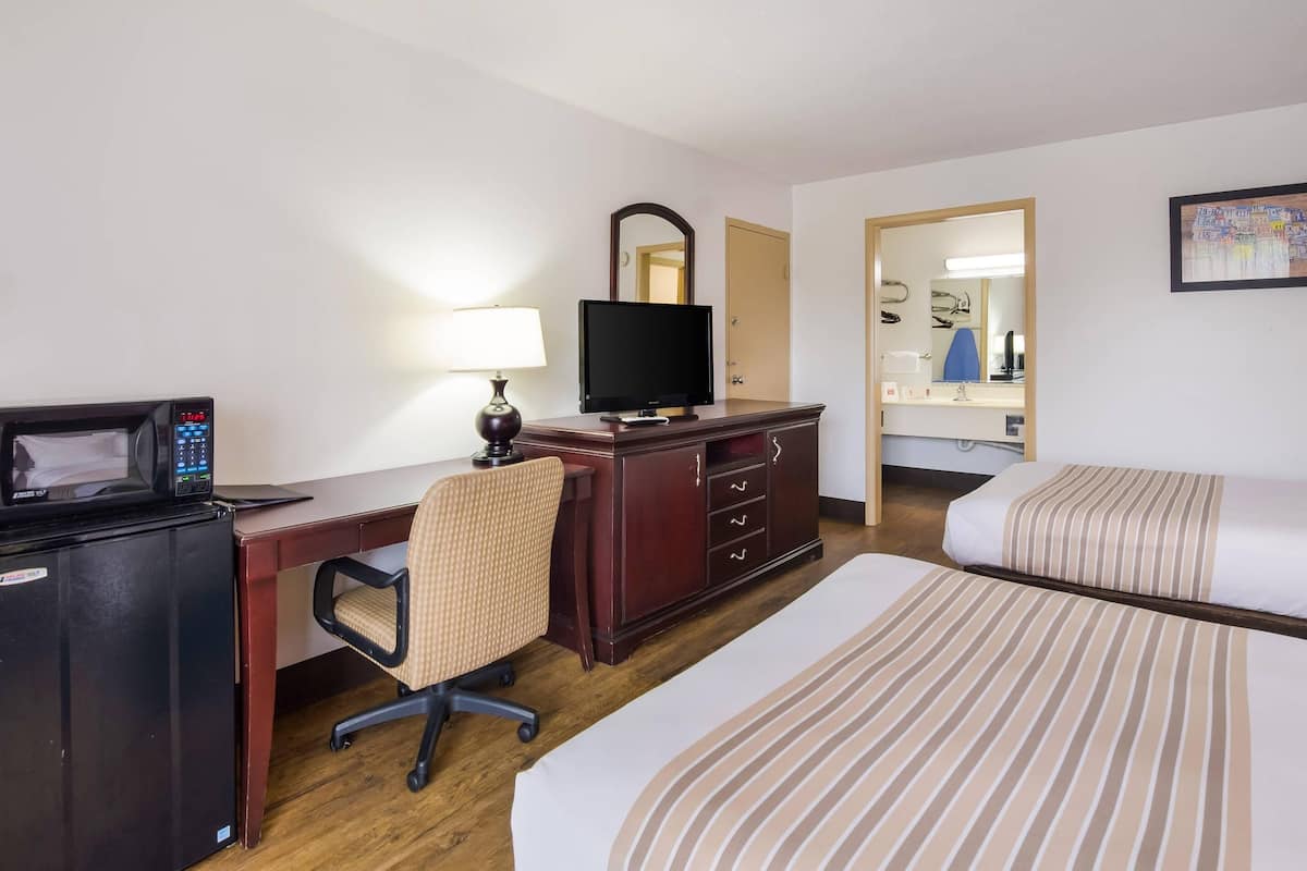 Bureau, fer et planche à repasser, lits bébé (gratuits)