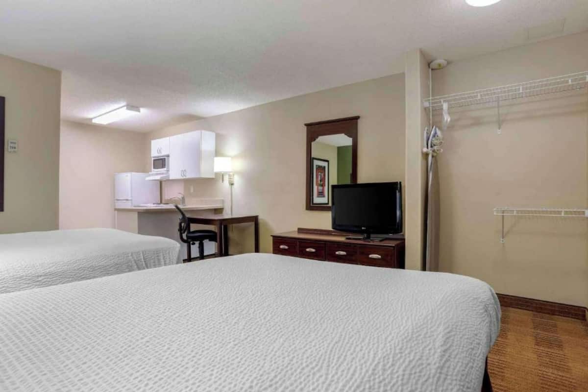 Huone, tupakointi kielletty, keittiö (2 Full Beds) | Työpöytä, silitysrauta/-lauta, ilmainen Wi-Fi, vuodevaatteet