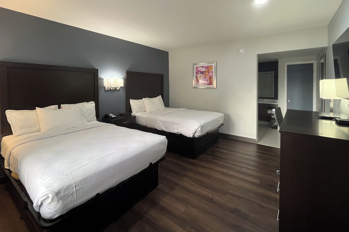 Escritorio, tabla de planchar con plancha, wifi gratis y ropa de cama