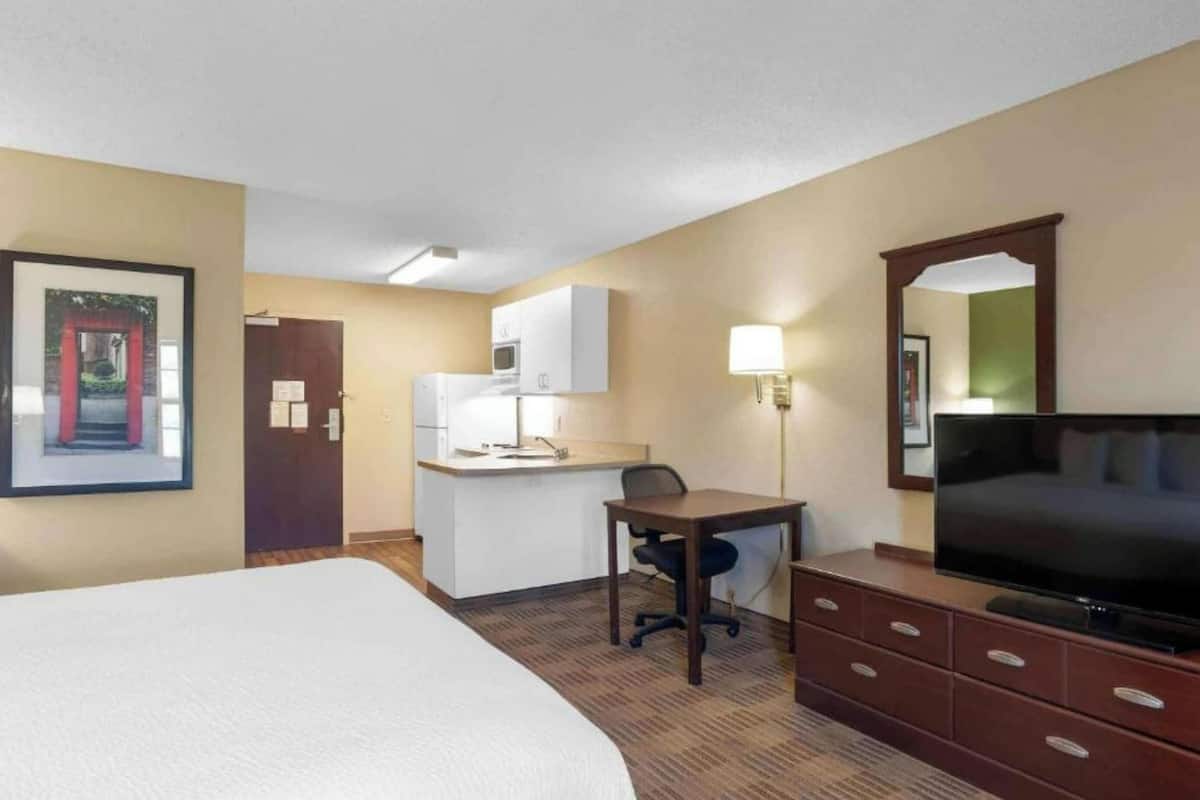 Huone, 1 suuri parisänky, esteetön kylpyamme, keittiö (Mobil, Non-Smoking) | Työpöytä, silitysrauta/-lauta, ilmainen Wi-Fi, vuodevaatteet