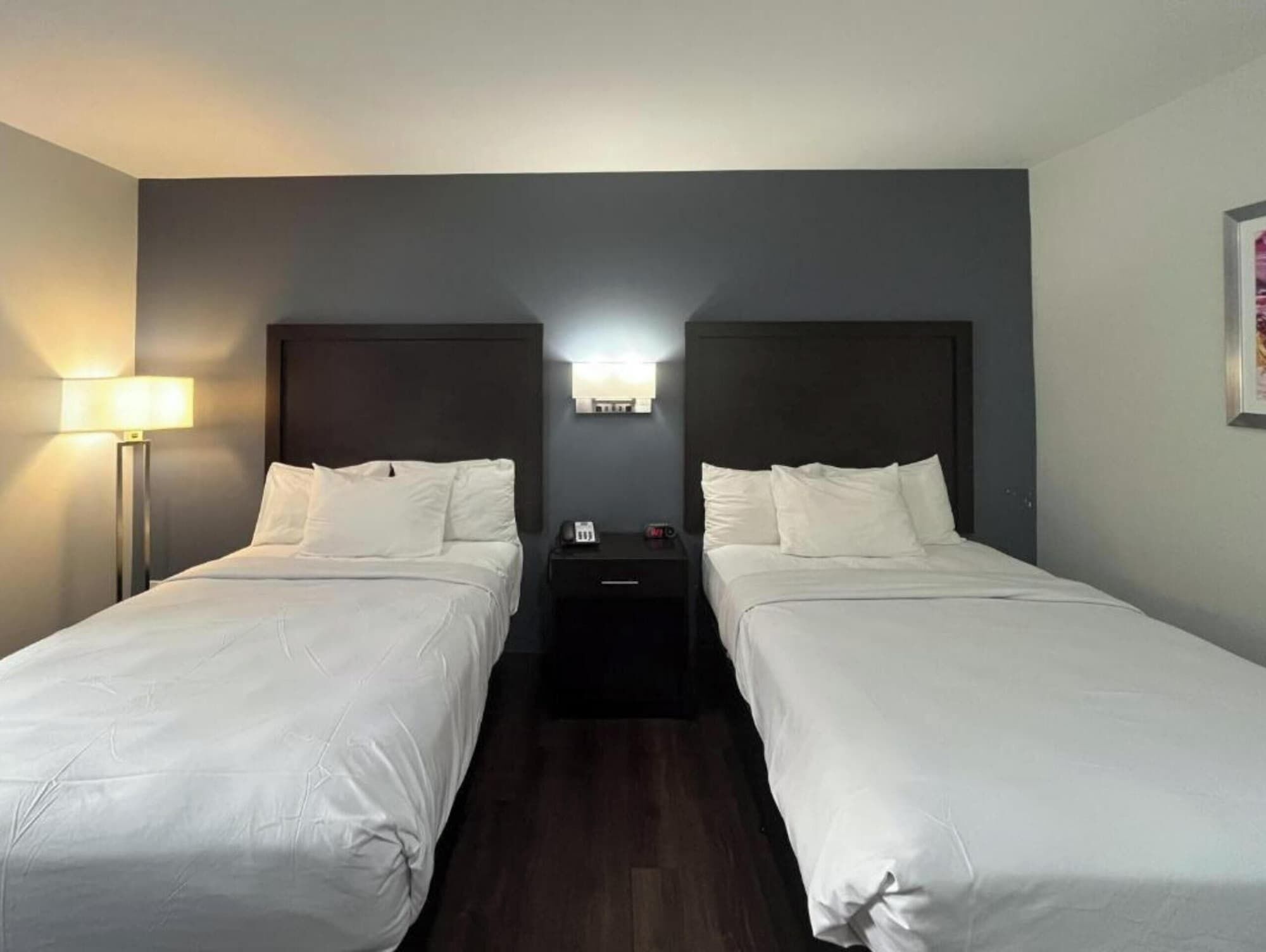 Huone, esteetön kylpyamme, keittiö (2 Full Beds, Mobil, Non-smoking) | Työpöytä, silitysrauta/-lauta, ilmainen Wi-Fi, vuodevaatteet