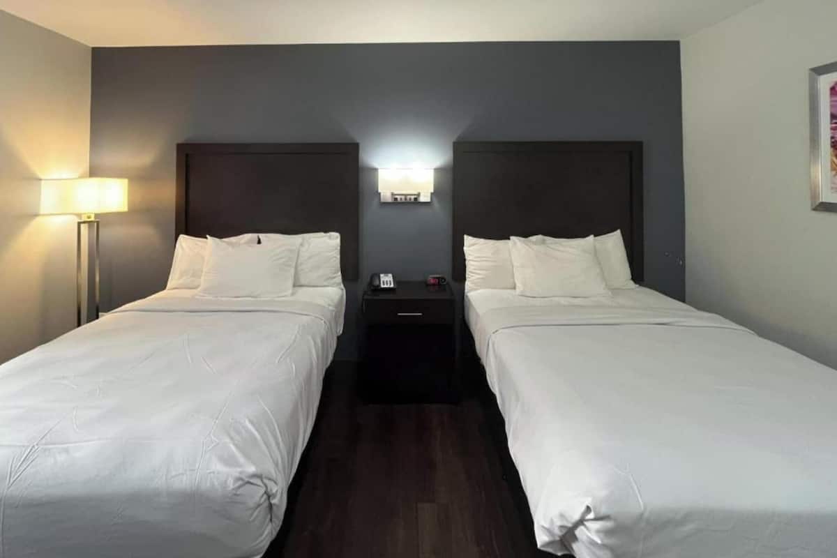 Huone, esteetön kylpyamme, keittiö (2 Full Beds, Mobil, Non-smoking) | Työpöytä, silitysrauta/-lauta, ilmainen Wi-Fi, vuodevaatteet