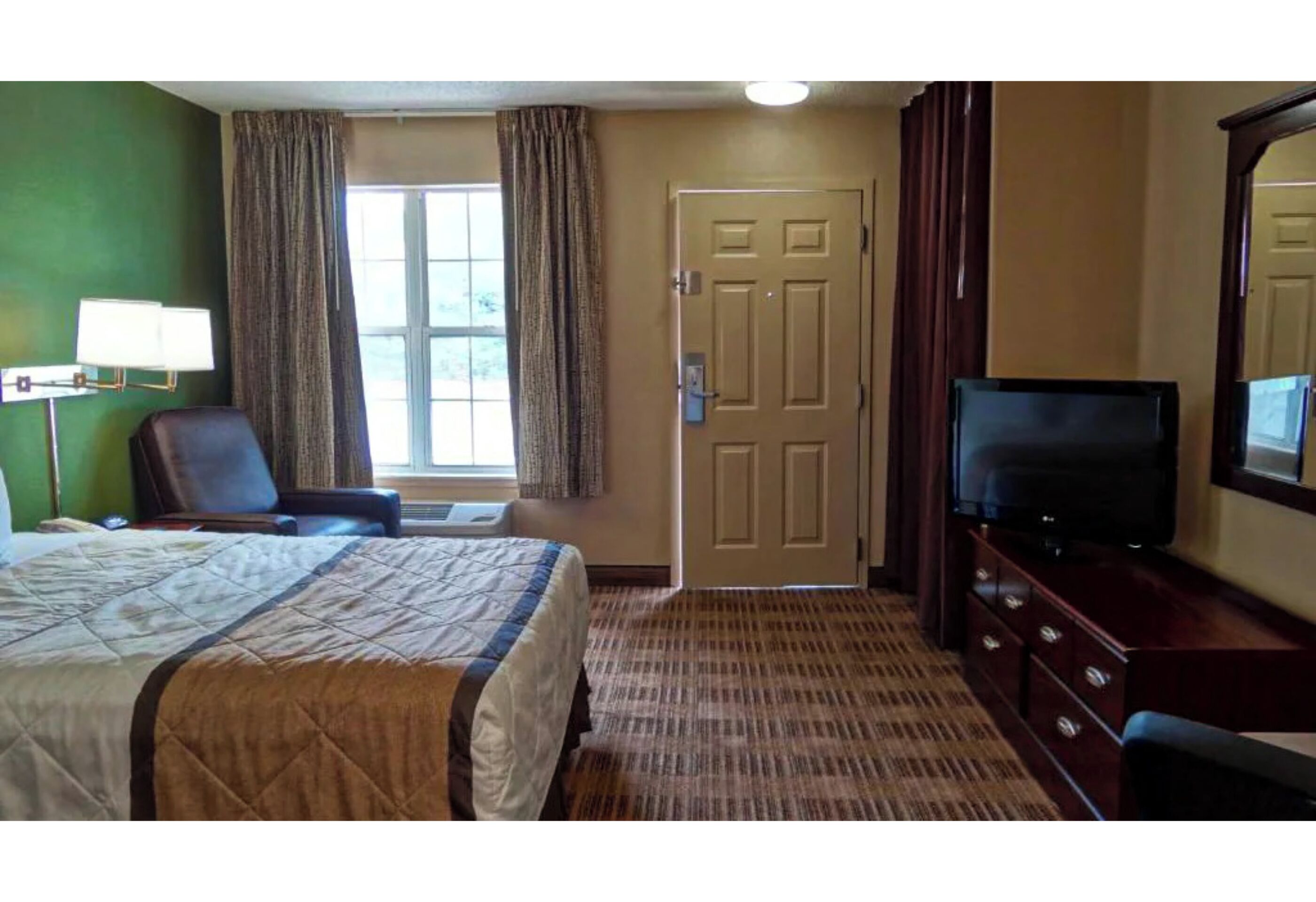 Desk, iron/ironing board, free WiFi, bed sheets