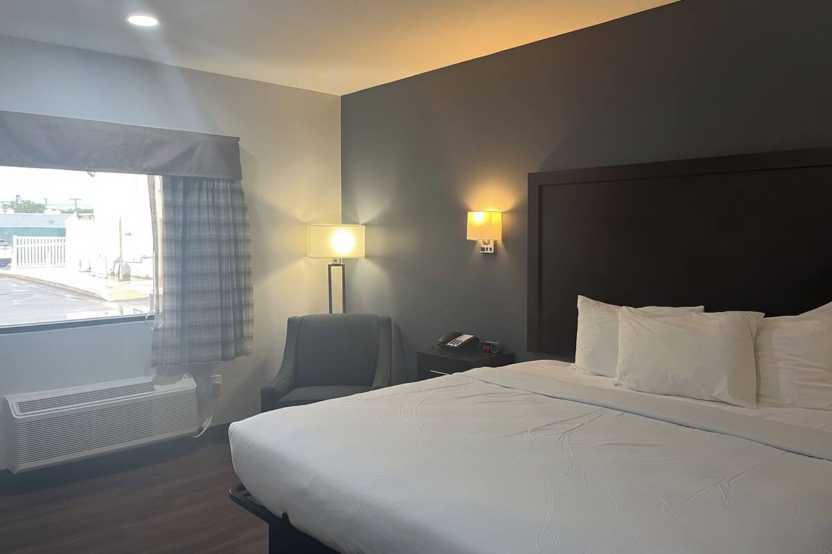 Escritorio, tabla de planchar con plancha, wifi gratis y ropa de cama