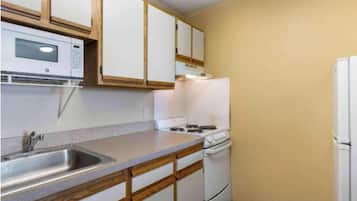 Room, Accessible Bathtub, Kitchen (2 Full Beds, Mobil, Non-smoking) | Private kitchenette