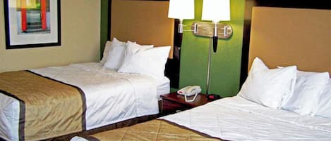 Escritorio, tabla de planchar con plancha, wifi gratis y ropa de cama